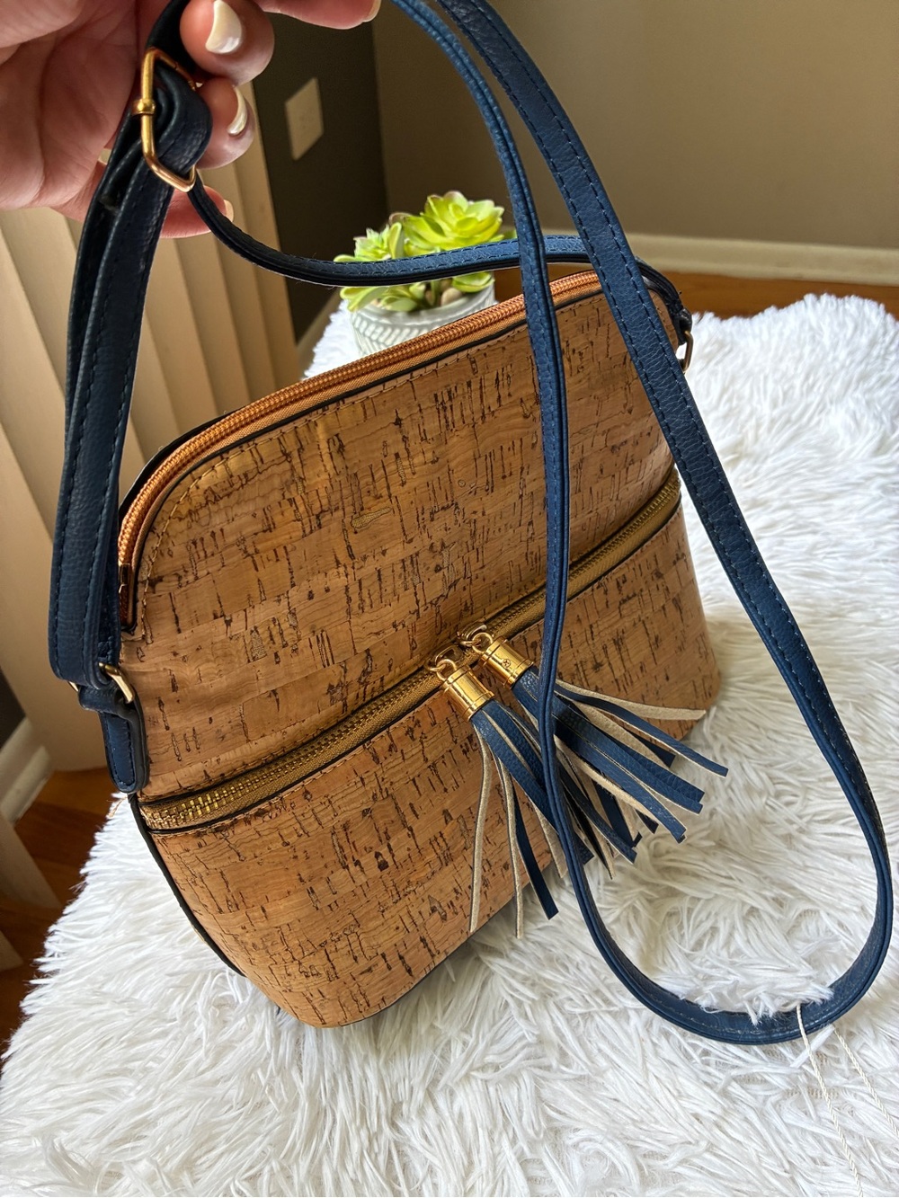 Natural Cork Tassel Crossbody Bag with Zip Pocket 💙 - Picture 8 of 9